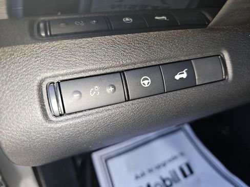 Used 2023 Nissan Pathfinder SV w/ SV Premium Package image 38