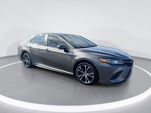 Used 2020 Toyota Camry SE image 1