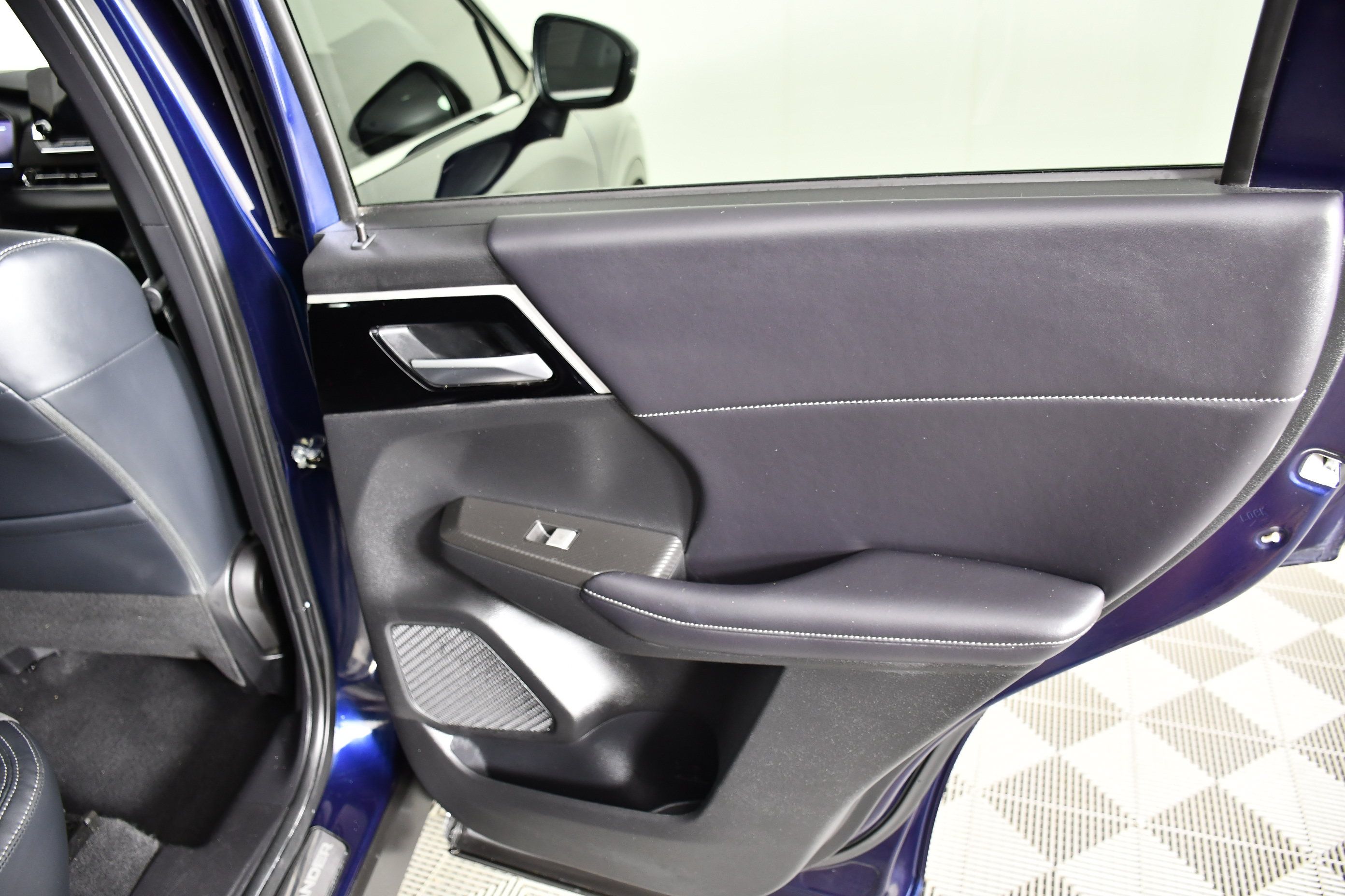 Used 2023 Mitsubishi Outlander SE AWD/4WD image 41