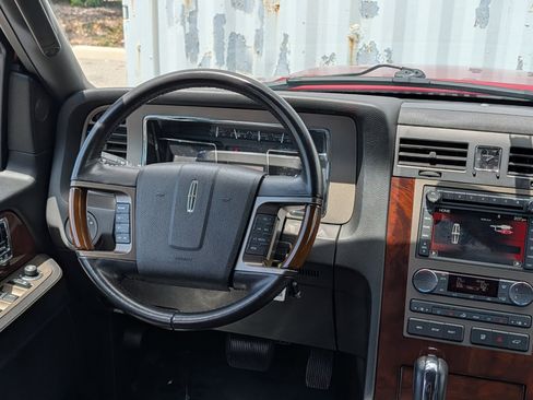 Used 2014 Lincoln Navigator 2WD image 17