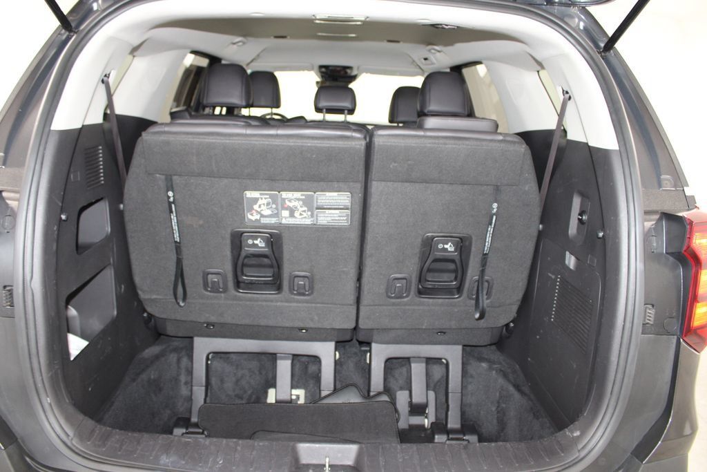 Used 2025 Kia Carnival FWD image 29