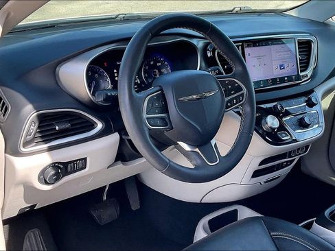Used 2022 Chrysler Pacifica Touring-L image 14