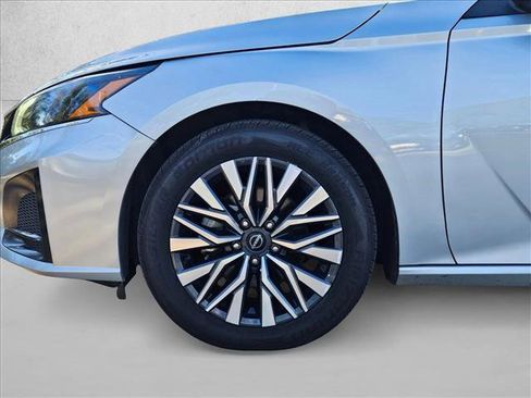 Used 2023 Nissan Altima 2.5 SV image 9