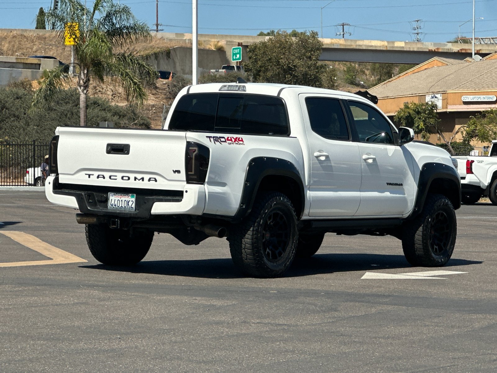 Used 2018 Toyota Tacoma TRD Off-Road w/ Technology Package AWD/4WD image 5