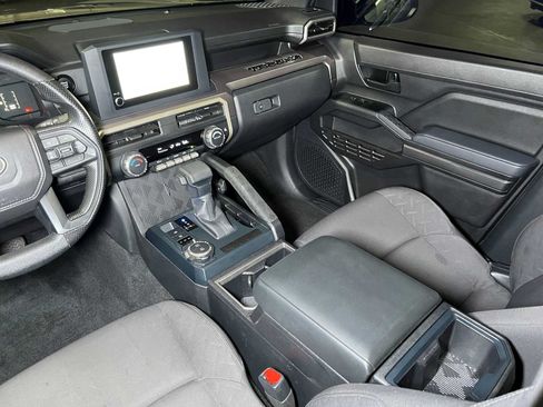 Used 2025 Toyota Tacoma SR5 AWD/4WD image 38