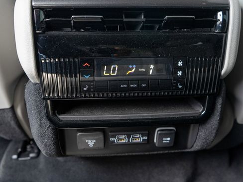 Used 2023 Jeep Wagoneer 4WD w/ Convenience Group I image 32