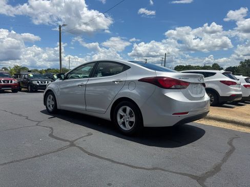 Used 2015 Hyundai Elantra SE FWD image 5