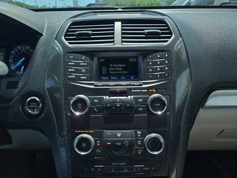 Used 2018 Ford Explorer XLT FWD image 14