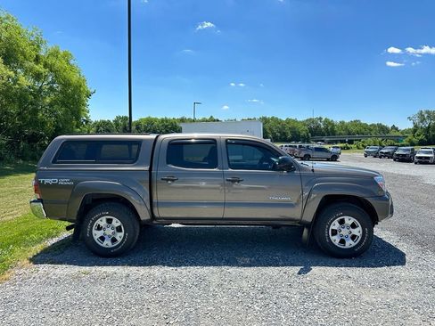 Used 2015 Toyota Tacoma 4x4 Double Cab w/ TRD Off-Road Package image 15