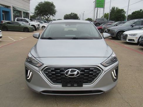 Used 2022 Hyundai Ioniq SE image 2