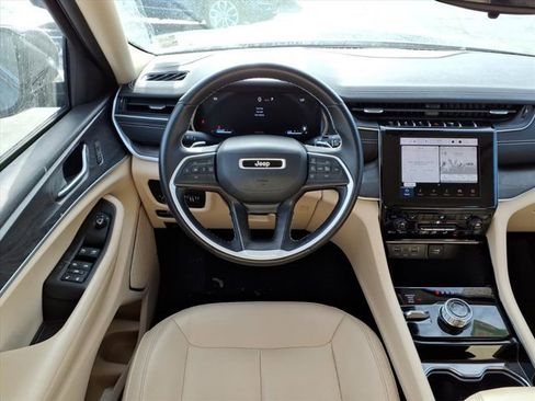 Used 2022 Jeep Grand Cherokee Limited image 7