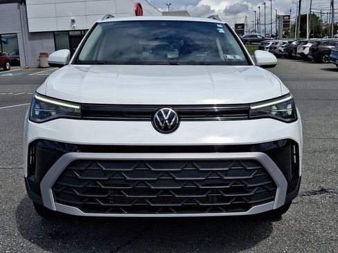 Used 2025 Volkswagen Taos SE AWD/4WD image 2