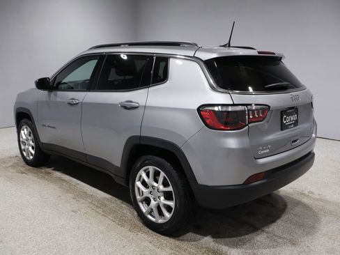 Used 2023 Jeep Compass Latitude image 4