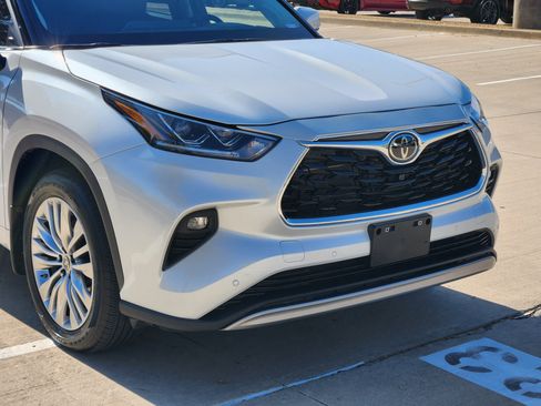 Used 2025 Toyota Highlander Platinum image 7