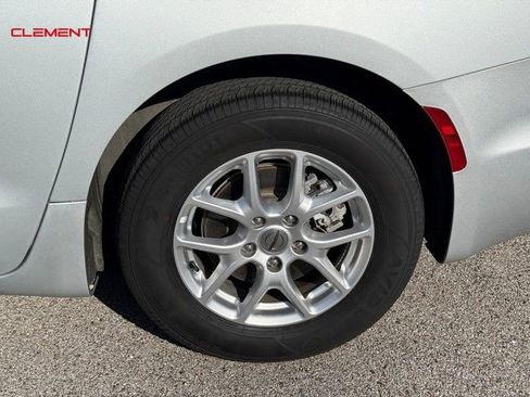 Used 2024 Chrysler Pacifica Touring-L FWD image 4
