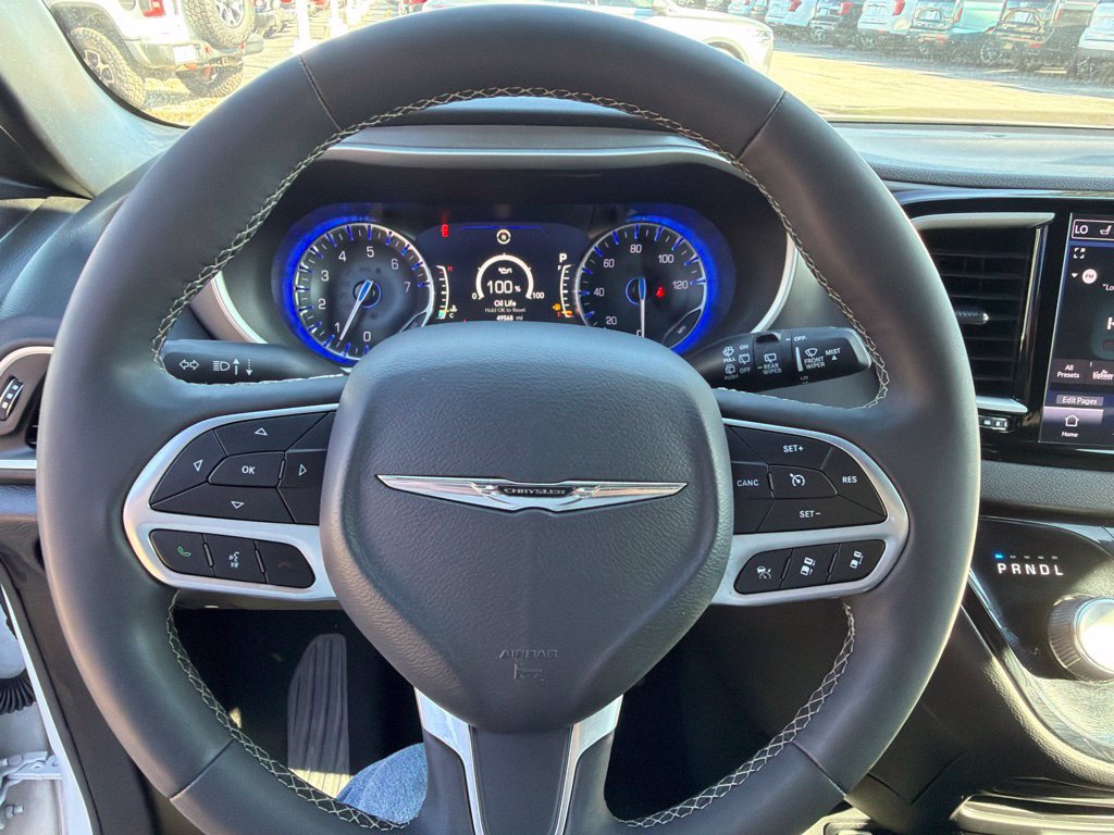 Used 2025 Chrysler Pacifica Select FWD image 27