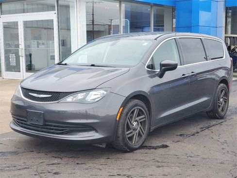 Used 2017 Chrysler Pacifica Touring image 30