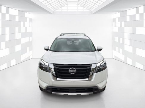 Used 2025 Nissan Pathfinder SL FWD image 2