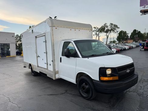 Used 2016 Chevrolet Express 4500 RWD image 2