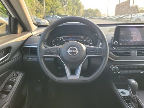Used 2025 Nissan Altima 2.5 SV FWD image 15