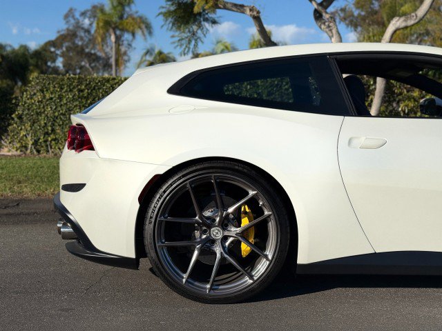 Used 2017 Ferrari GTC4Lusso AWD/4WD image 8