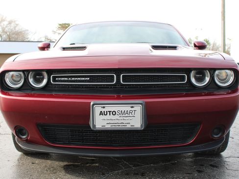 Used 2019 Dodge Challenger SXT image 2