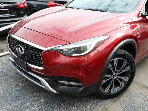 Used 2017 INFINITI QX30 Premium w/ Cargo Package image 2