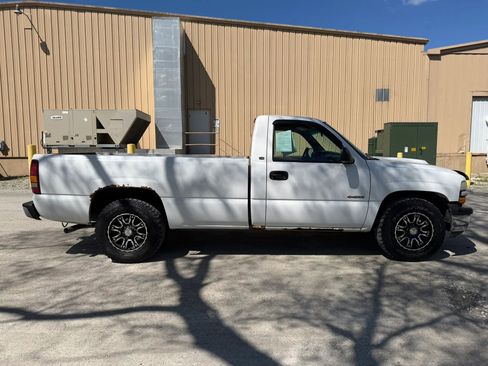 Used 2001 Chevrolet Silverado 1500 2WD Regular Cab image 4