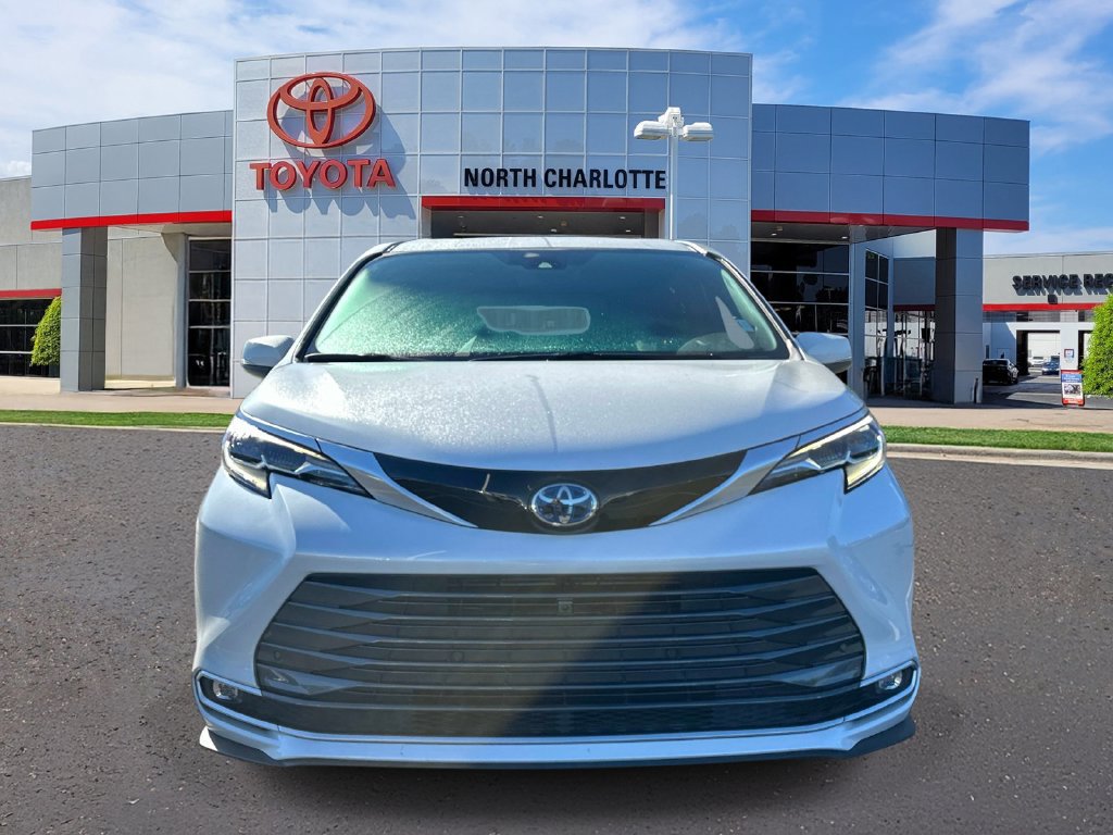 Used 2025 Toyota Sienna Platinum AWD/4WD image 3