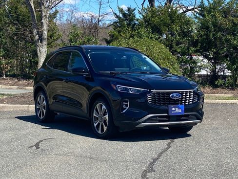 Certified 2023 Ford Escape Platinum AWD/4WD image 2