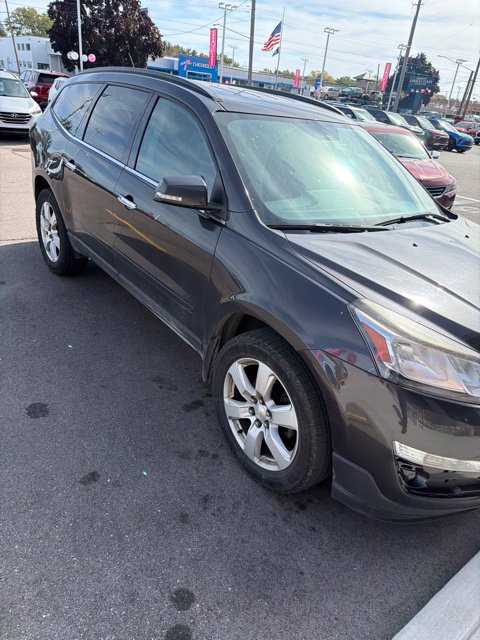 Used 2017 Chevrolet Traverse LT w/ Style and Technology Package FWD image 3