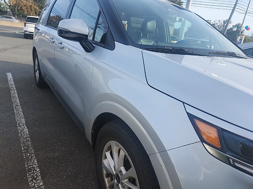 Used 2023 Kia Carnival LX FWD image 2