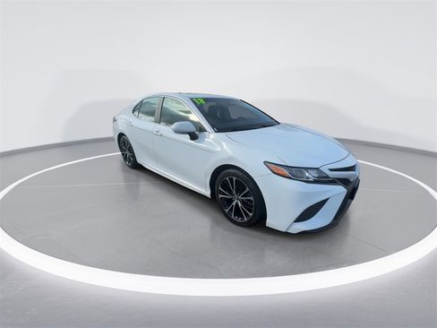 Used 2018 Toyota Camry SE image 2