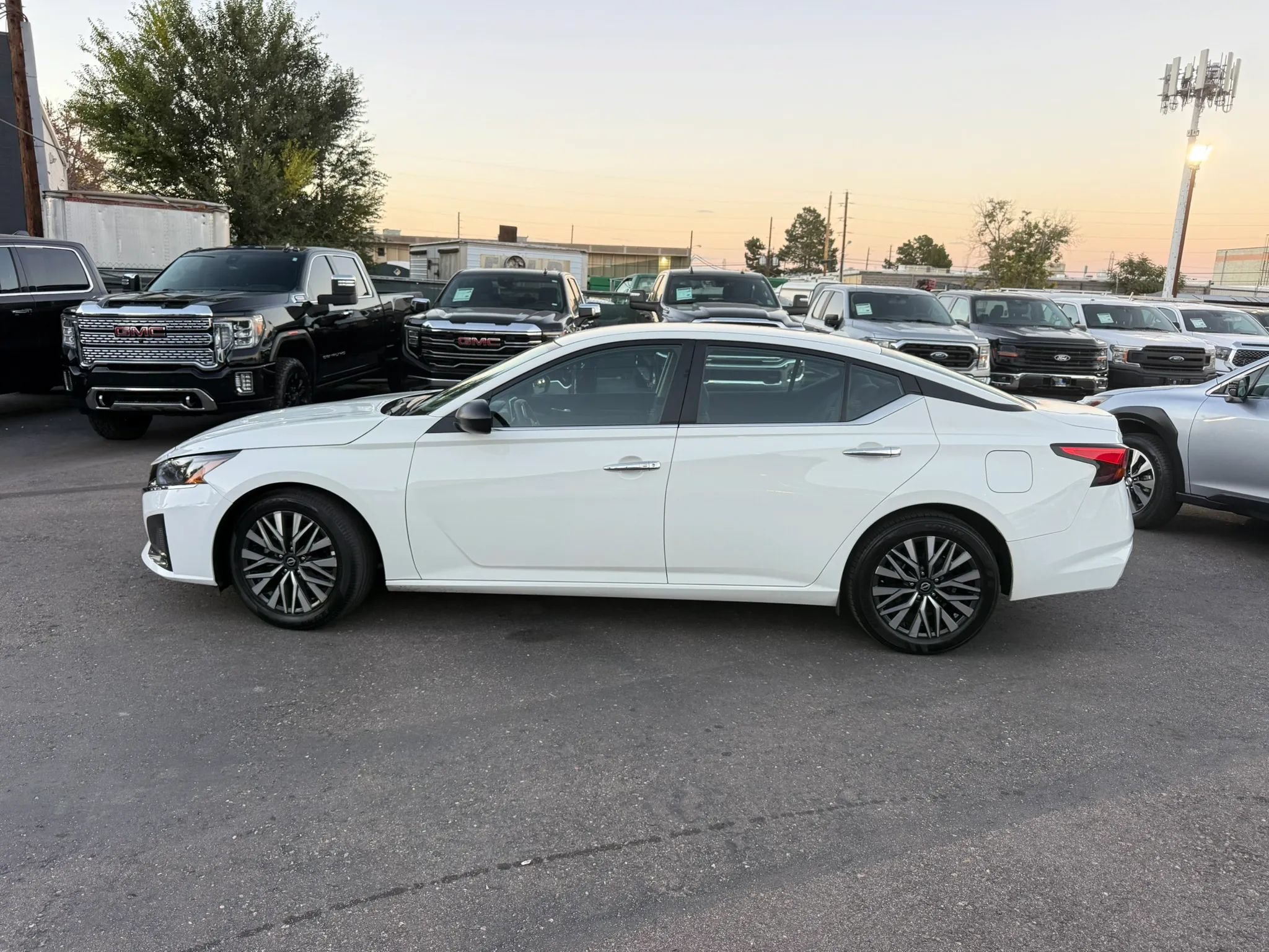 Used 2025 Nissan Altima 2.5 SV FWD image 3
