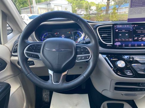 Used 2022 Chrysler Pacifica Touring-L FWD image 17