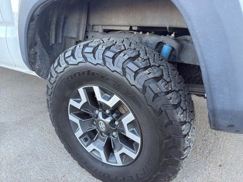 Used 2022 Toyota Tacoma TRD Off-Road image 11