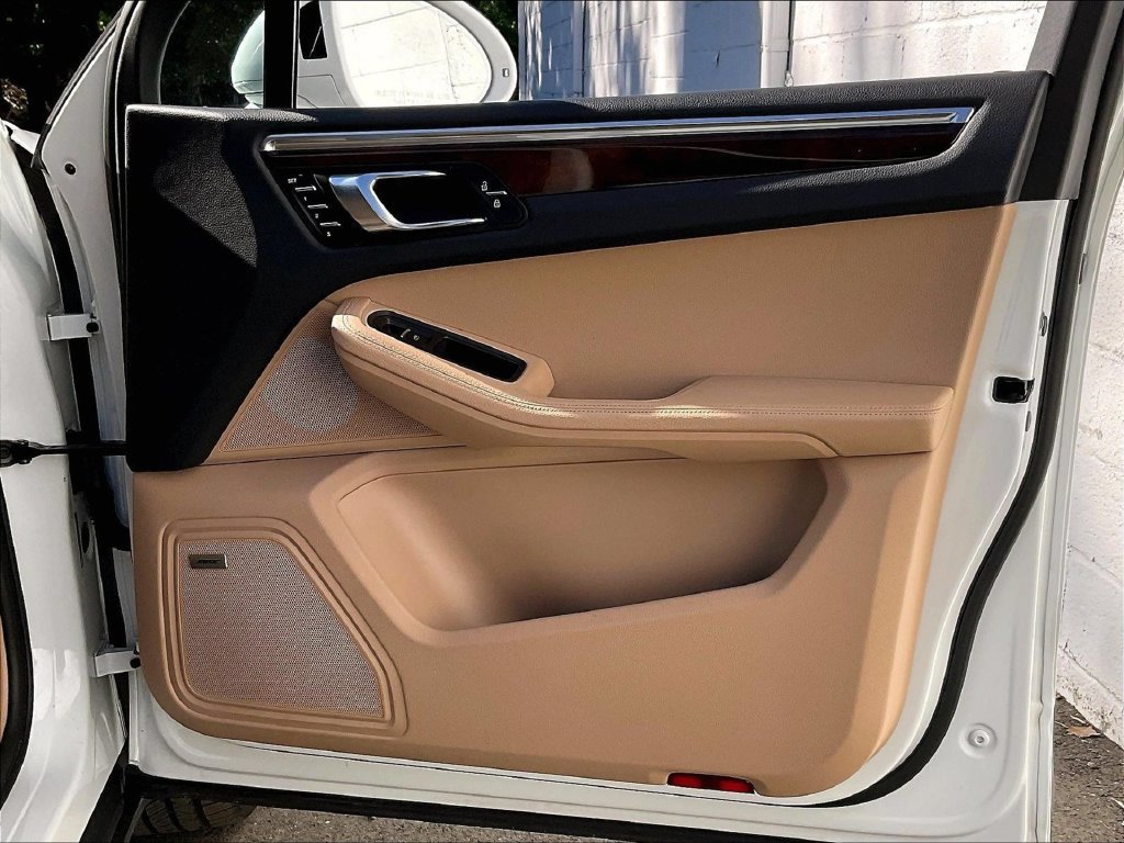 Certified 2022 Porsche Macan AWD/4WD image 29