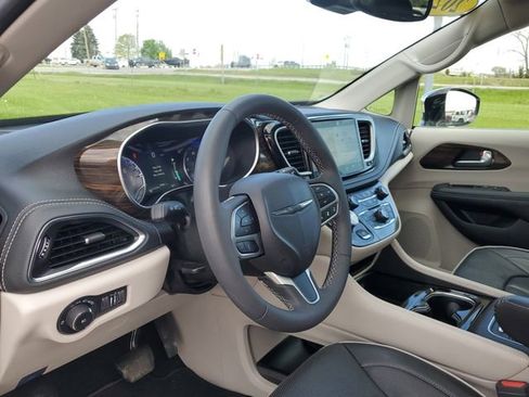 Used 2023 Chrysler Pacifica Limited w/ Trailer Tow Group AWD/4WD image 13