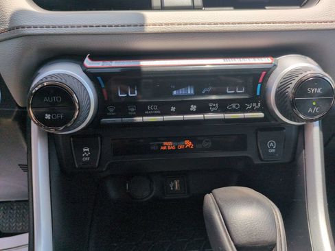 Used 2025 Toyota RAV4 XLE FWD image 25