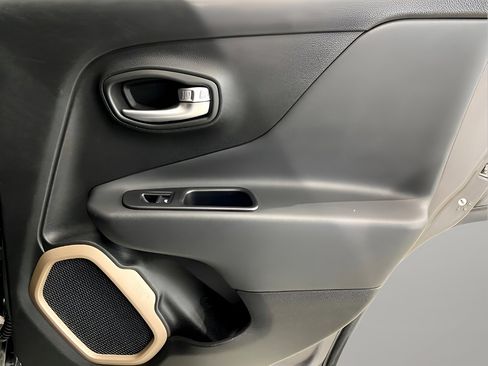 Used 2016 Jeep Renegade Limited image 26