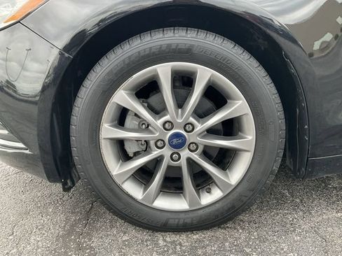 Used 2017 Ford Fusion SE w/ Fusion SE Technology Package FWD image 7