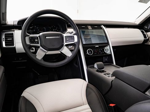 New 2026 Land Rover Discovery S image 4