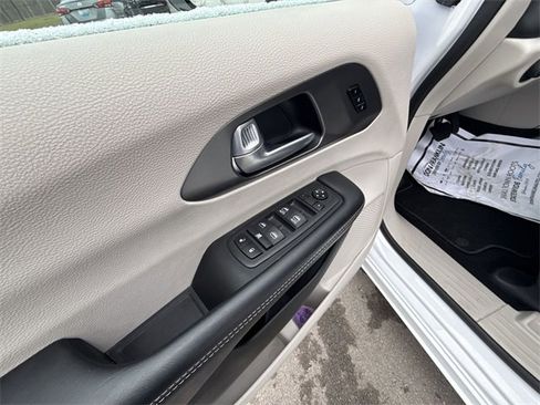 Used 2024 Chrysler Pacifica Touring-L image 13