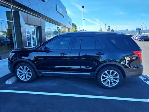 Used 2017 Ford Explorer XLT w/ Class II Trailer Tow Package AWD/4WD image 8