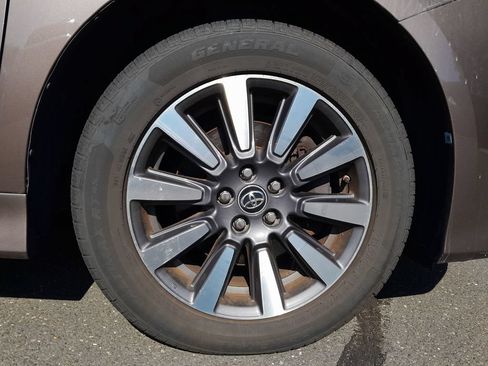 Used 2018 Toyota Sienna LE AWD/4WD image 48