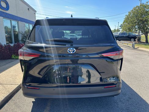 Used 2022 Toyota Sienna XLE FWD image 5