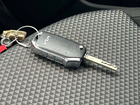 Used 2025 Kia Soul LX w/ LX Technology Package FWD image 21