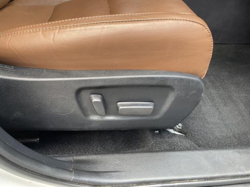 Used 2019 Toyota Highlander Limited FWD image 52