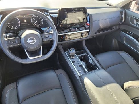 Used 2025 Nissan Pathfinder SL image 7
