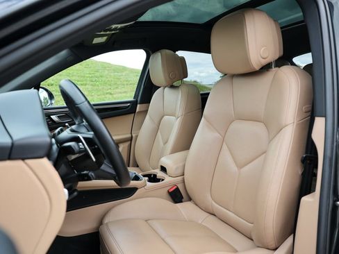 Used 2023 Porsche Macan Turbo AWD/4WD image 5